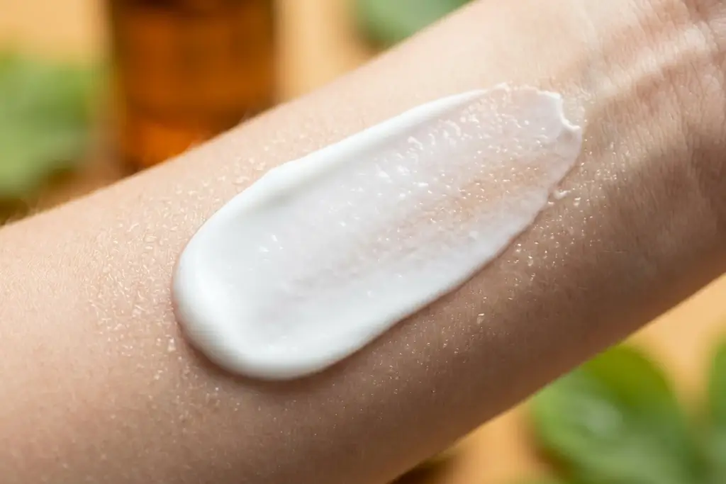 Aplicación de la crema Calmano en las piernas